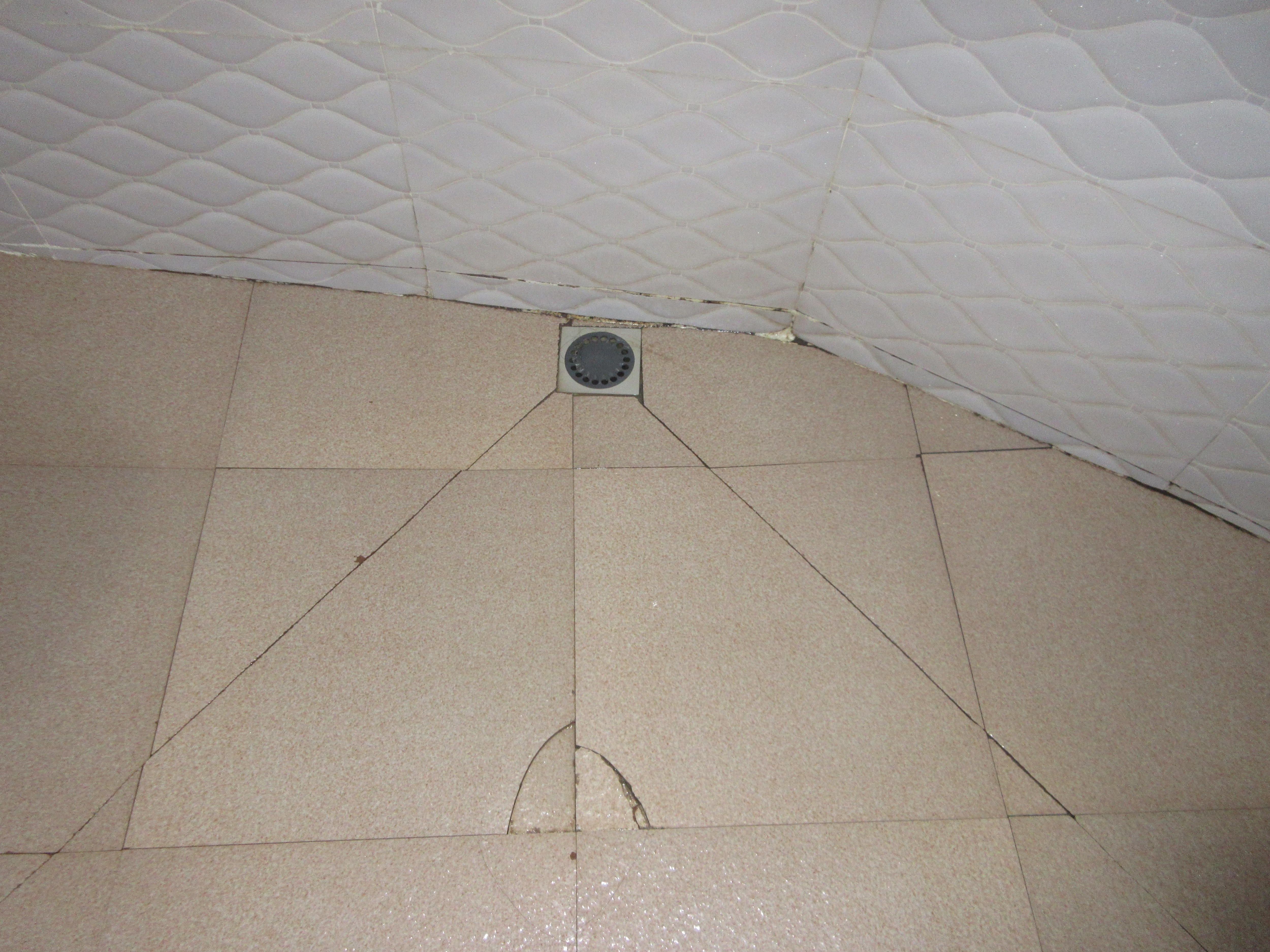 defekter Bodenbelag mit grosser Verletzungsgefahr.