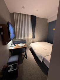 房間簡單舒適,插座足夠