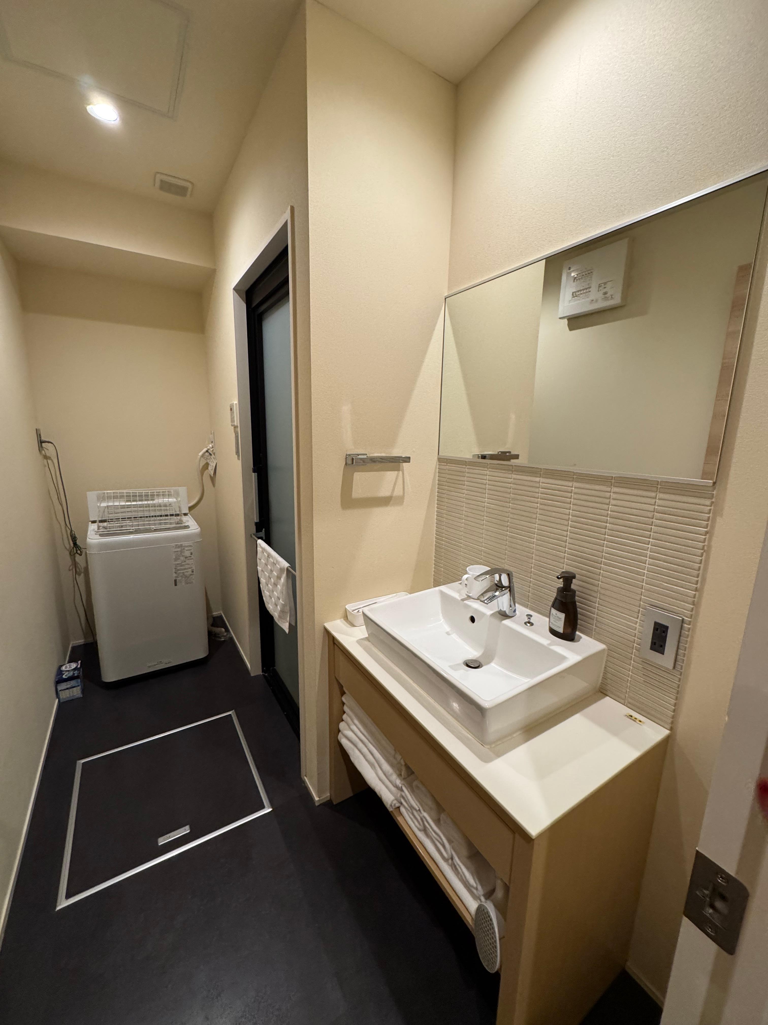 洗面所
下にはタオルが沢山あり、奥には洗濯機もあります