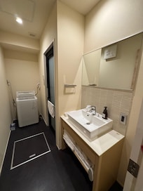 洗面所
下にはタオルが沢山あり、奥には洗濯機もあります