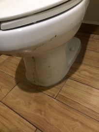 Baño SIN limpiar de forma correcta. Sin cumplir a los estándares que ellos mismos CACAREAN.