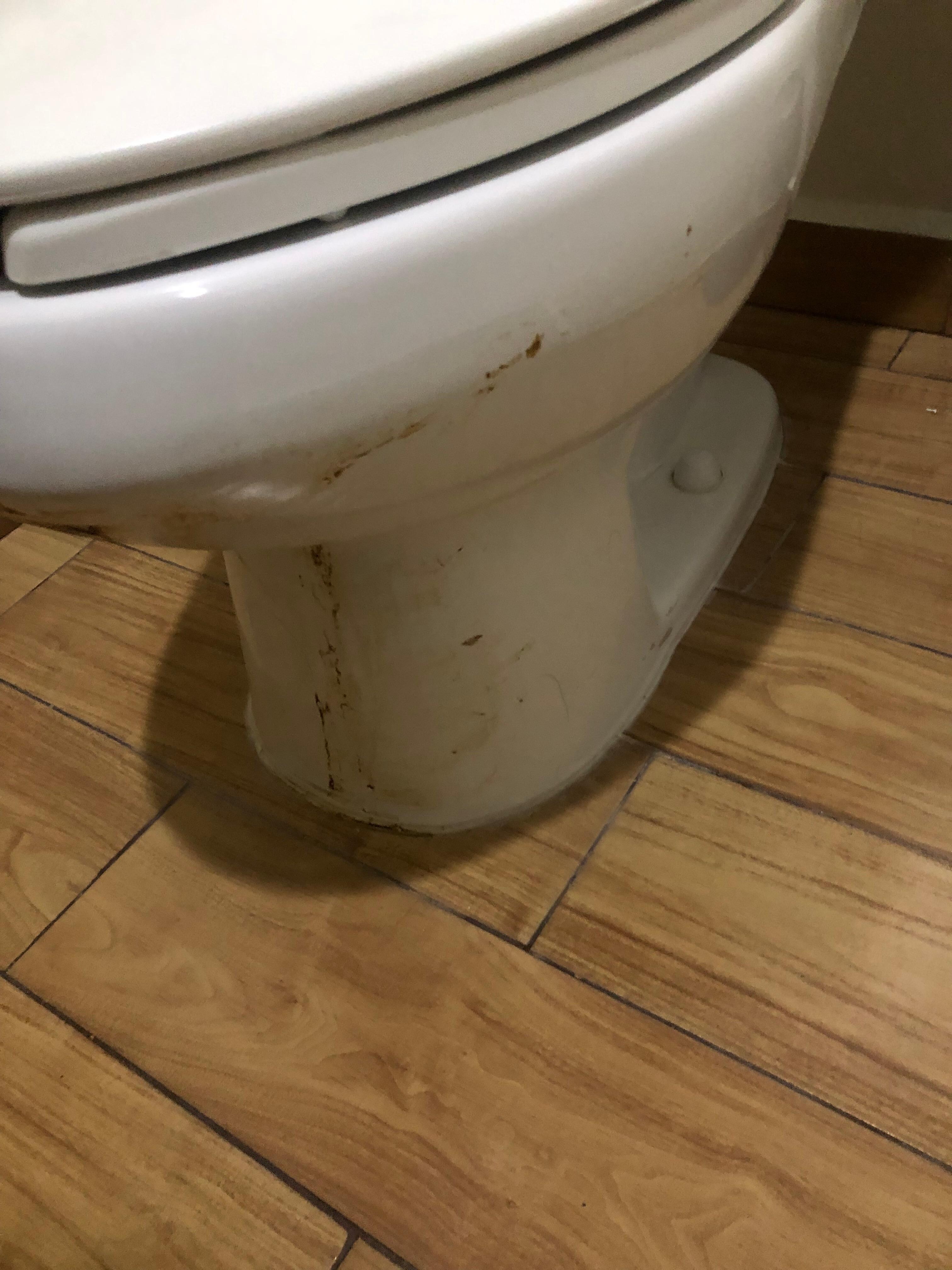 Baño SIN limpiar de forma correcta. Sin cumplir a los estándares que ellos mismos CACAREAN.