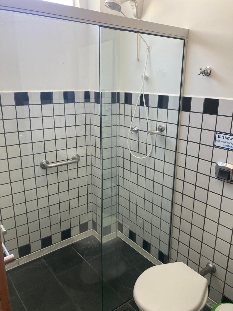 Espaço bom e a ducha estava ótima