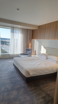 広いキングベッドを1人占め!WESTTowerの客室からでも、空港とゴルフ場が見渡せました!