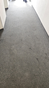 Pisos sucios pasillo habitaciones