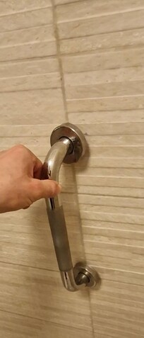 Poignée de douche cassée, non fixée au mur