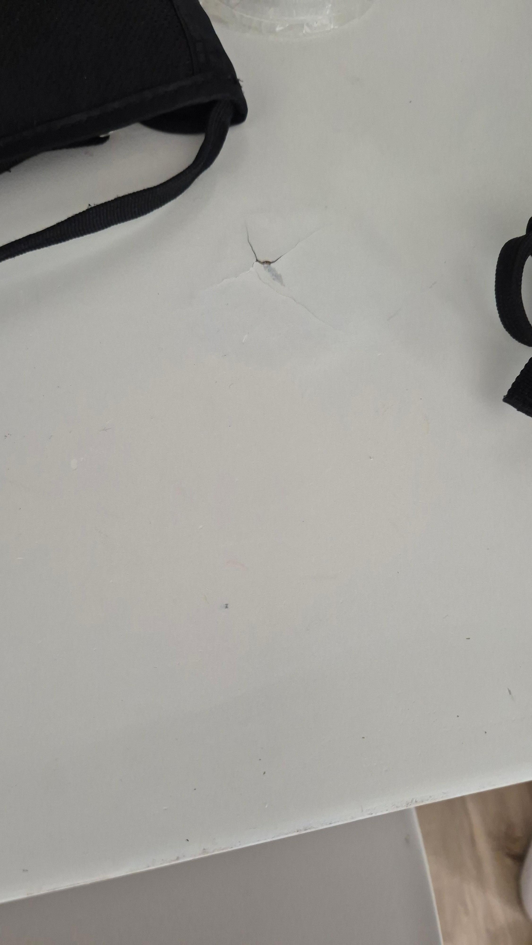 Der Schreibtisch hat bessere Tage gesehen.