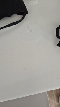 Der Schreibtisch hat bessere Tage gesehen.