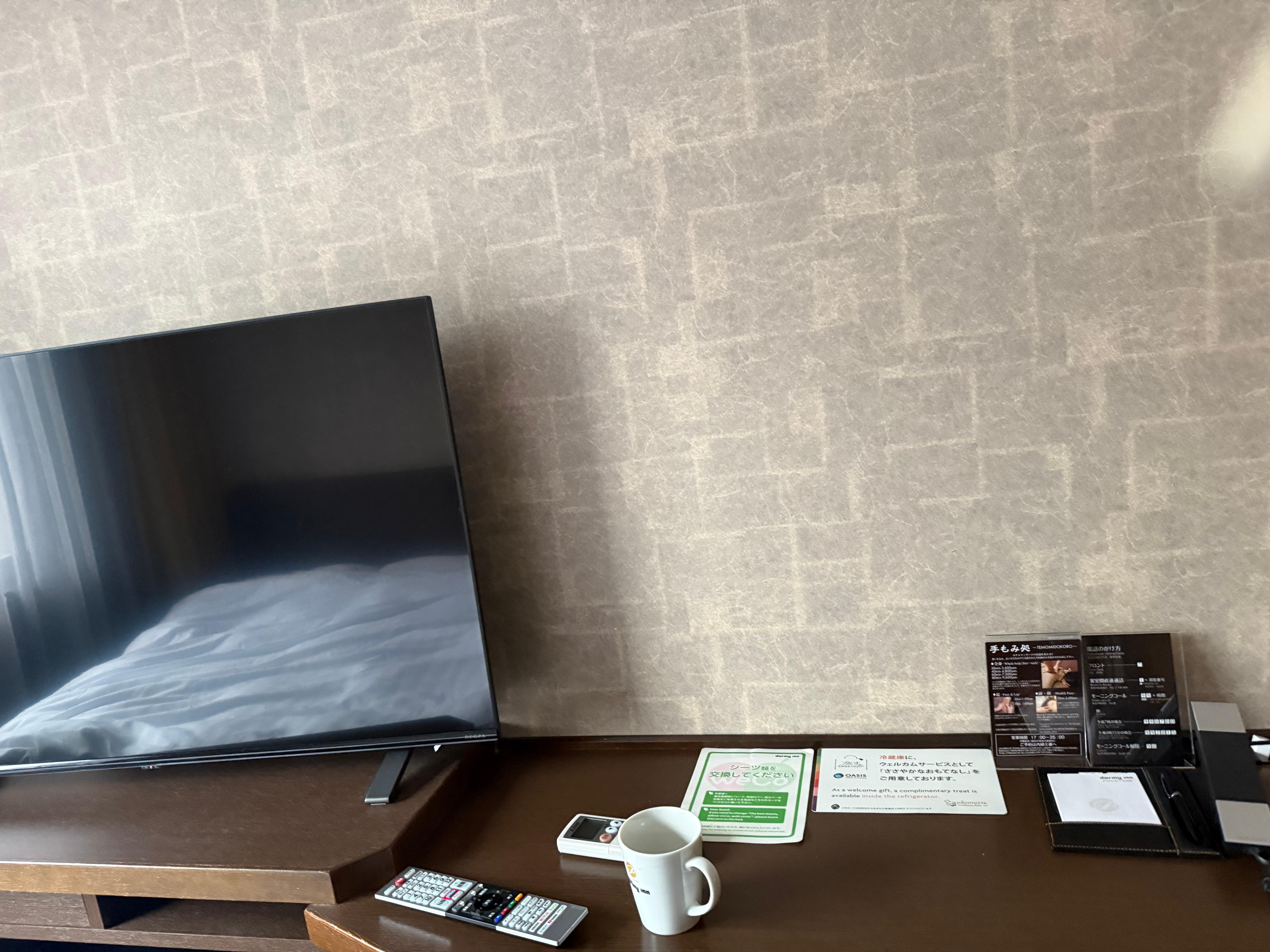 テレビとテーブル
壁にコンセントとモバイルの充電設備