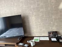 テレビとテーブル
壁にコンセントとモバイルの充電設備