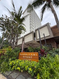 Good restaurants downstairs such as Momosan and Eggs, n Things!