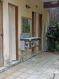 En el area de la alberca principal esta lo mas terrible los baños parecen abandonados y la humedad por todas parte.