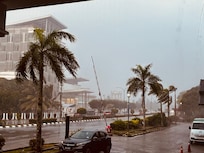 Tæt på  befærdet hovedvej og hospital