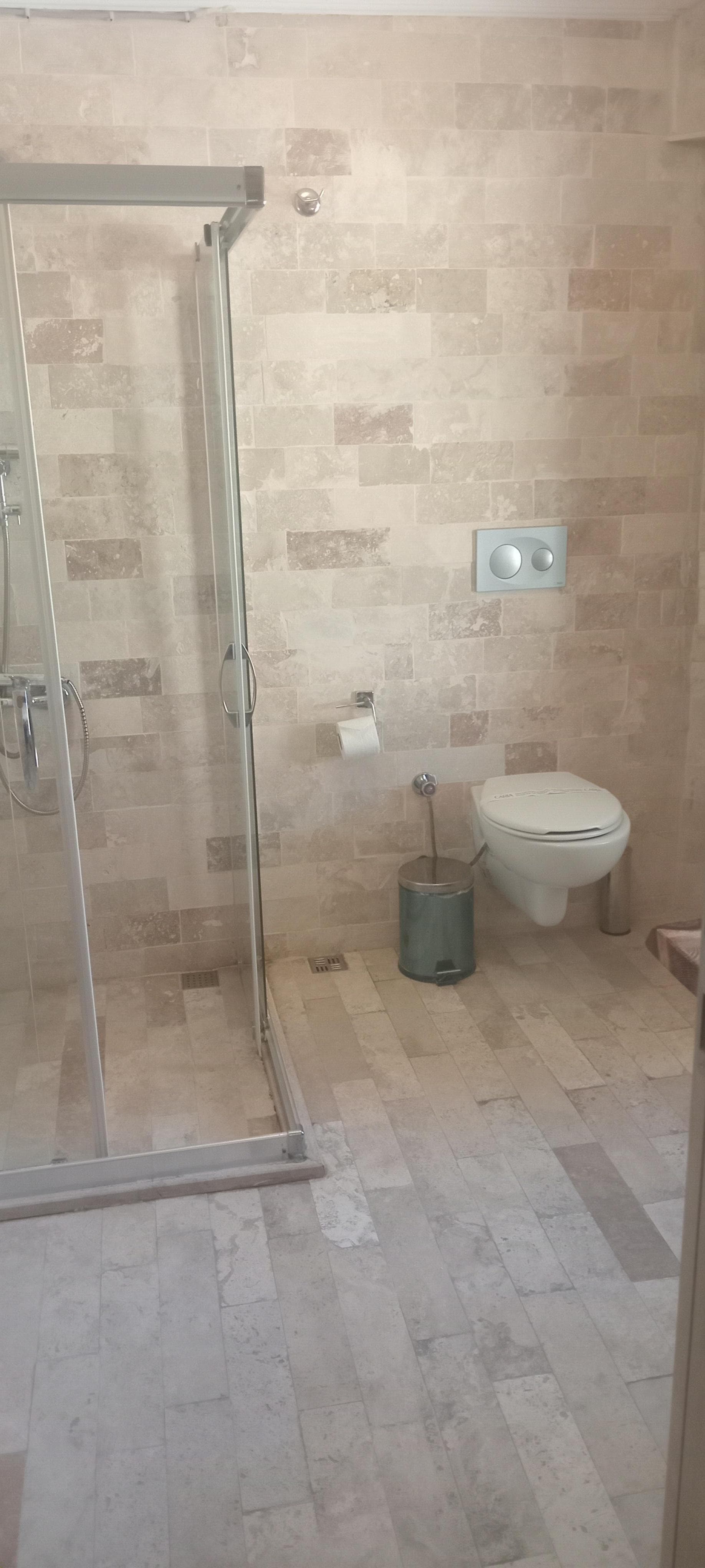 Nice clean bathroom.