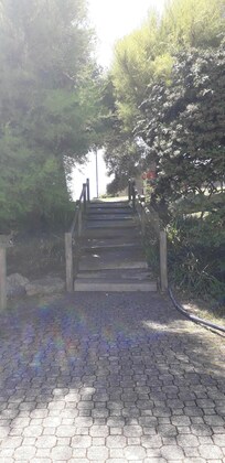 l'escalier à côté des chalets pour rejoindre le parc