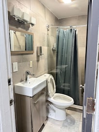 Shared bathroom (on each floor)