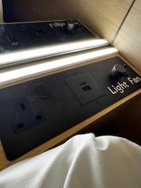 Vifte og lys. Viften bråker om man er sensitiv for lyd.