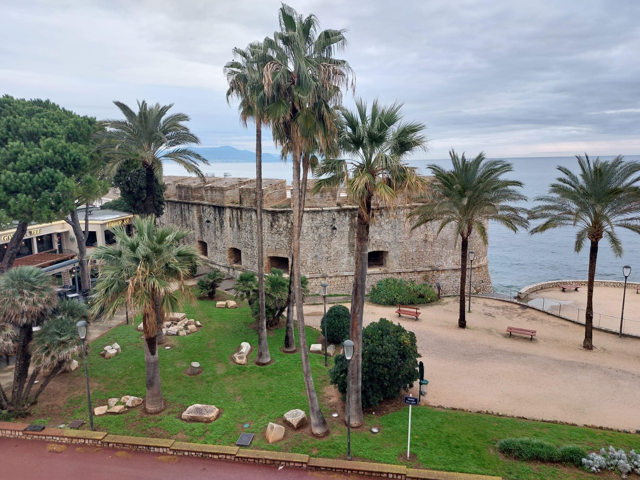 Vue depuis la terrasse de l'appartement en direction du bastion et de la vieille ville.