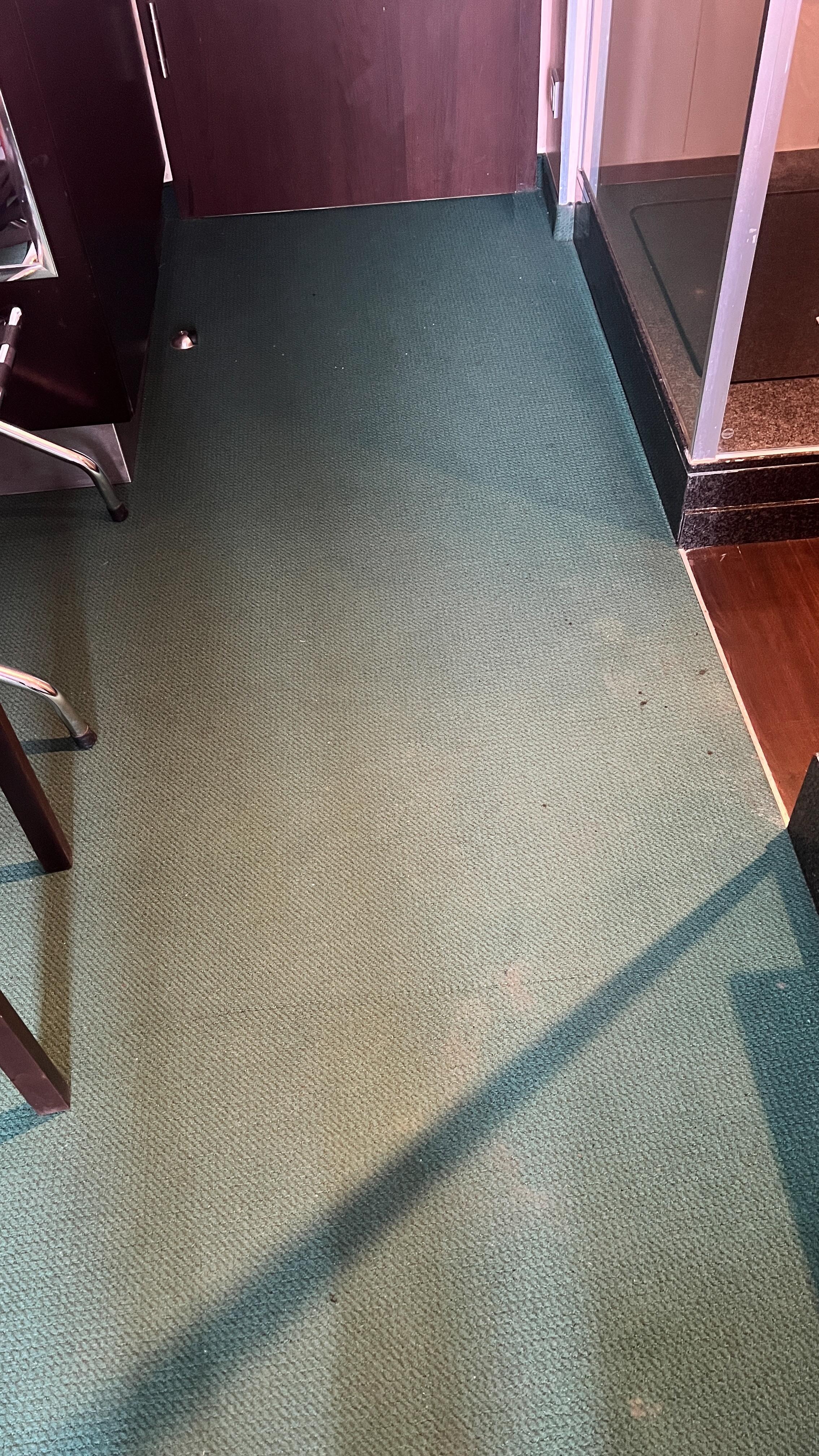 teppich mit flecken und undefinierbaren inhalten