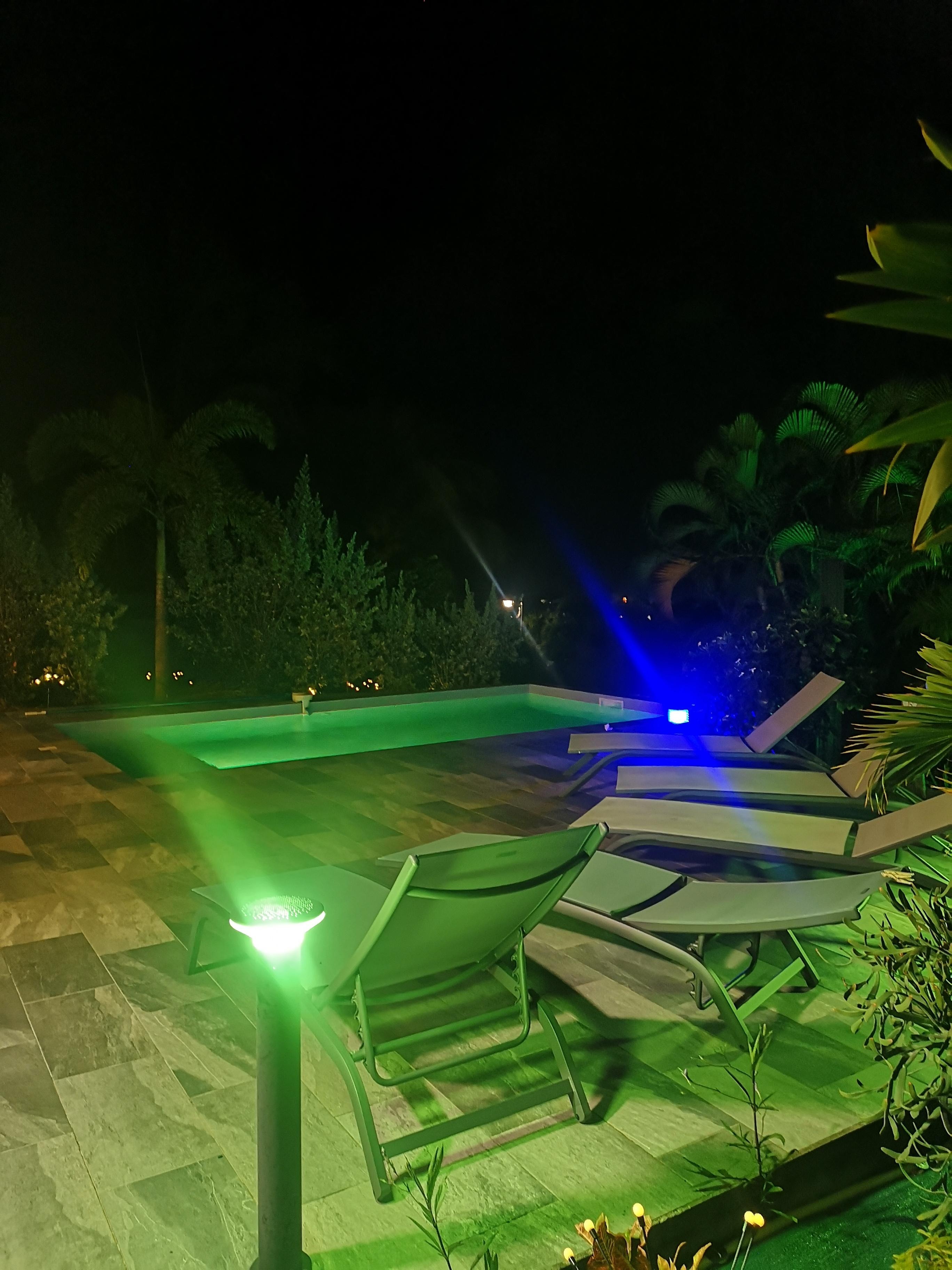 À la nuit tombée les lumières s'allument grâce au solaire 