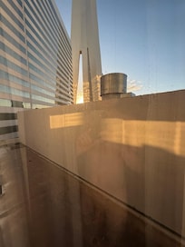 Magnifique, levé de soleil avec vue sur mur à moins de 5 m des fenêtres