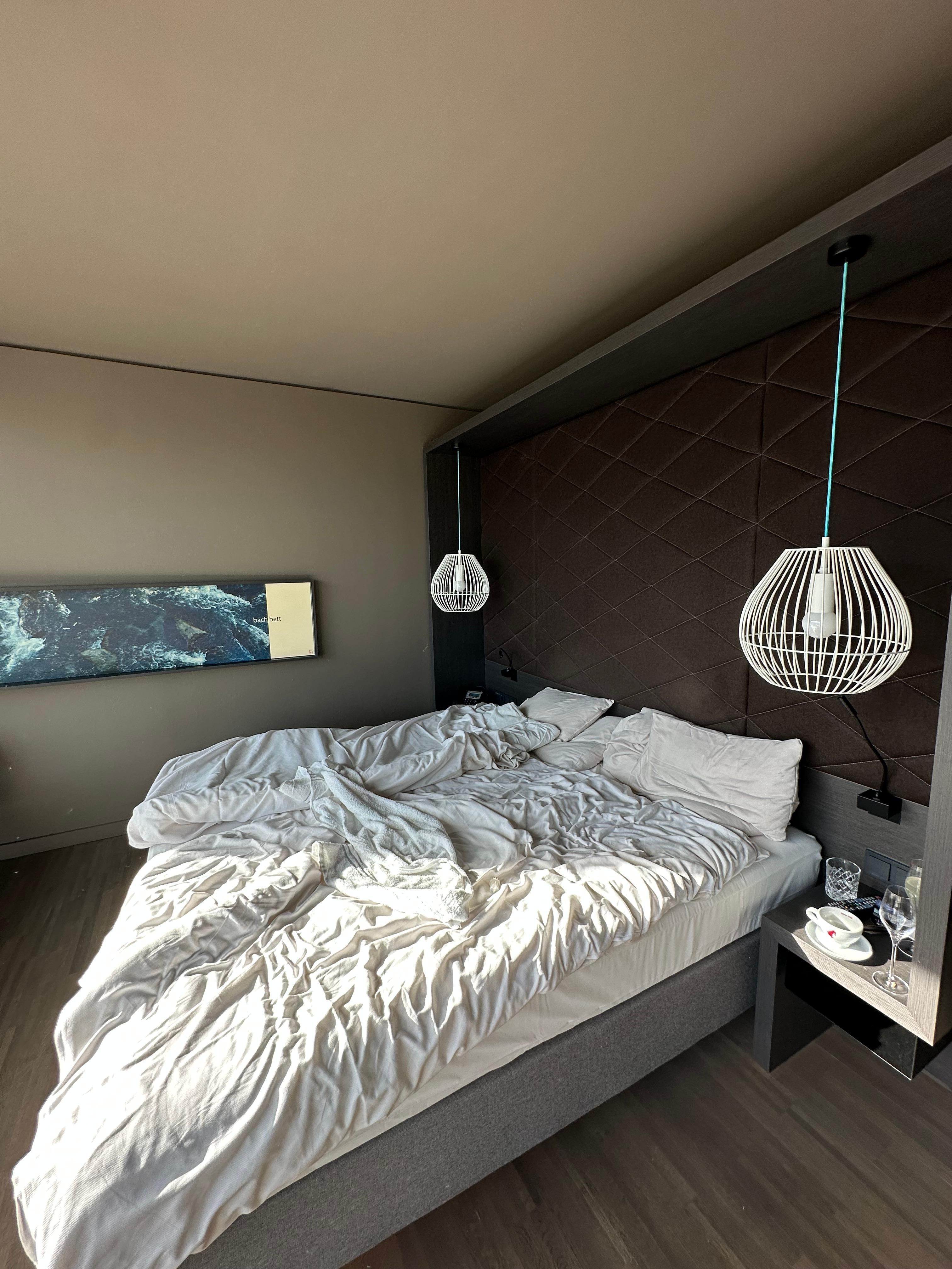 Huge bed, separate duvets - also great bathroom 