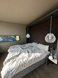 Huge bed, separate duvets - also great bathroom