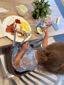 Amazing breakfast selection, kids eat for free!
