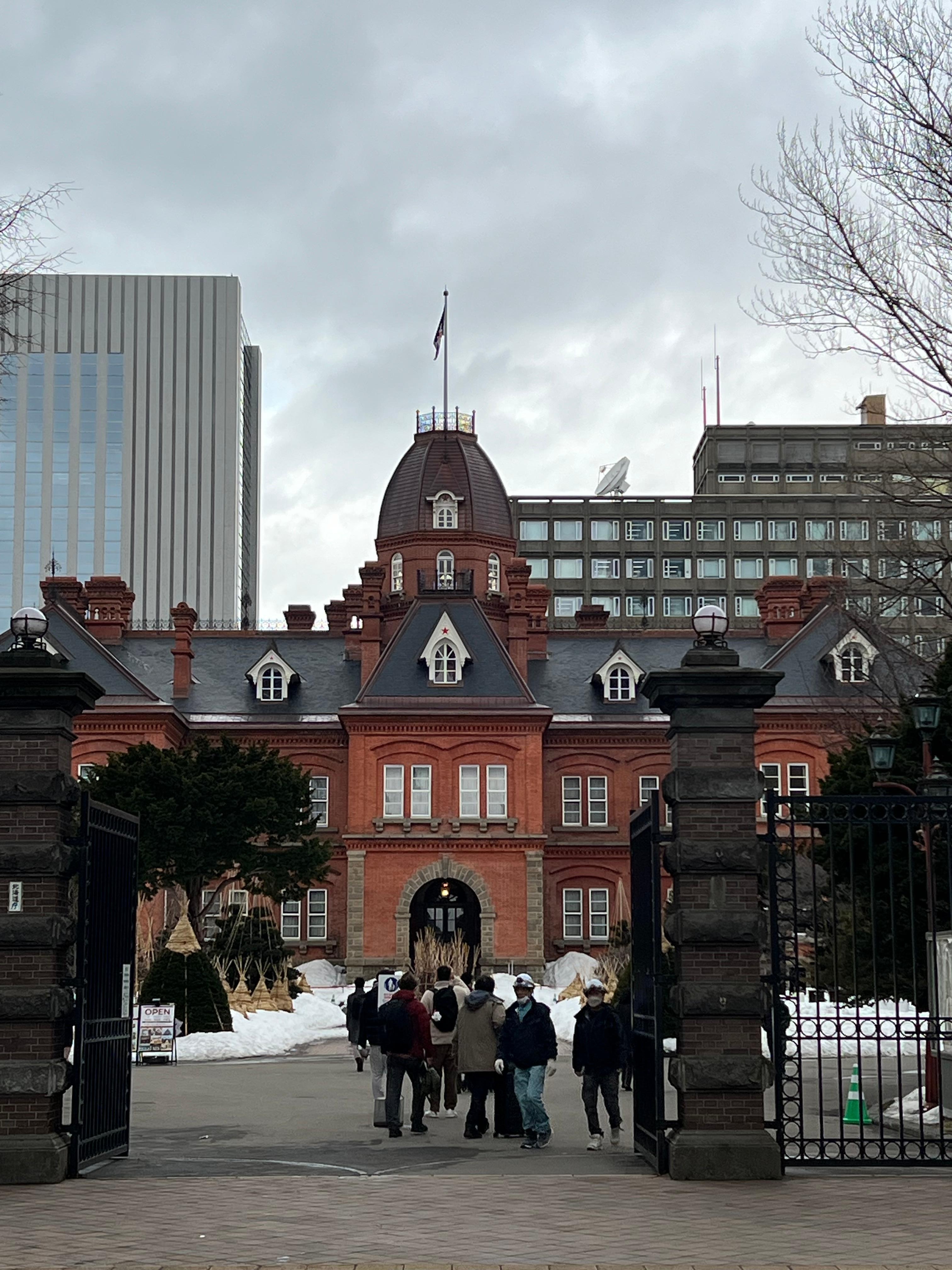 道庁見学に便利です。