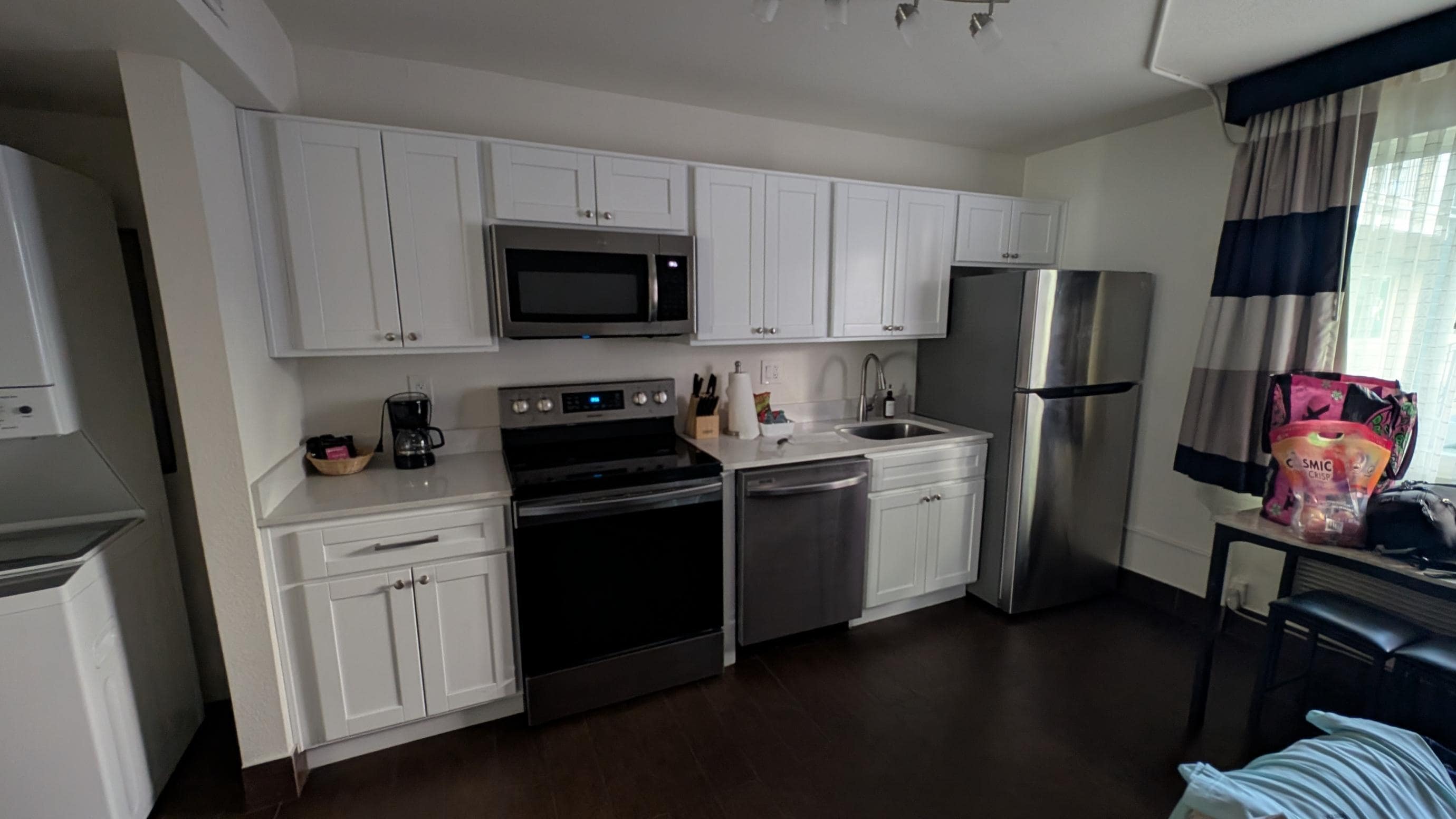 Beautifully appointed FULL kitchen