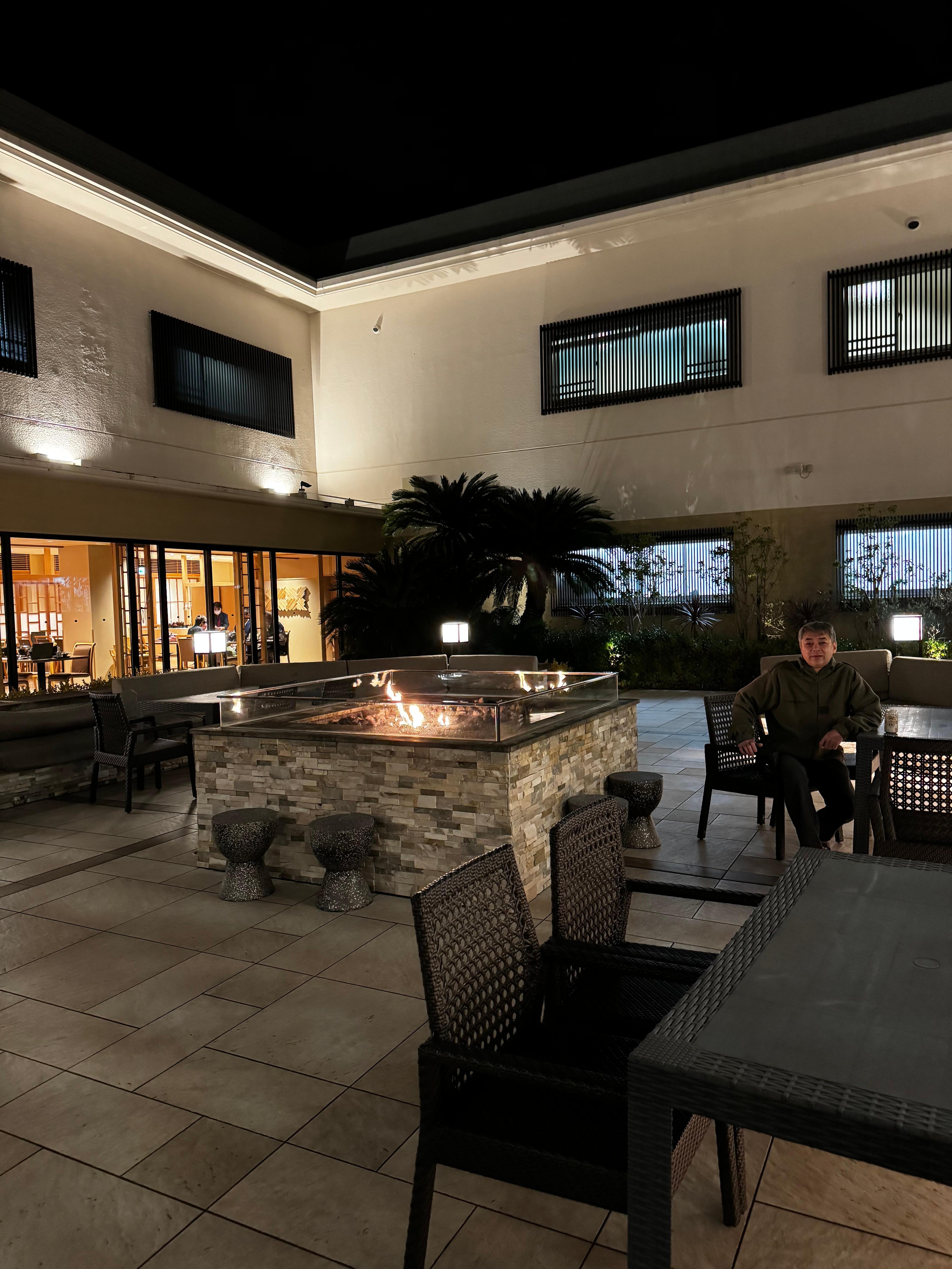 中庭の風景！！
ここでテーブルの足が見えず転倒しました(T ^ T)