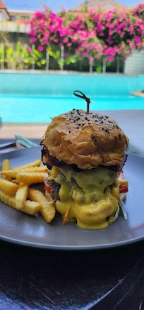 Couldn't quite finish this lunch by the pool as delicious as it was. The challenge was immense!