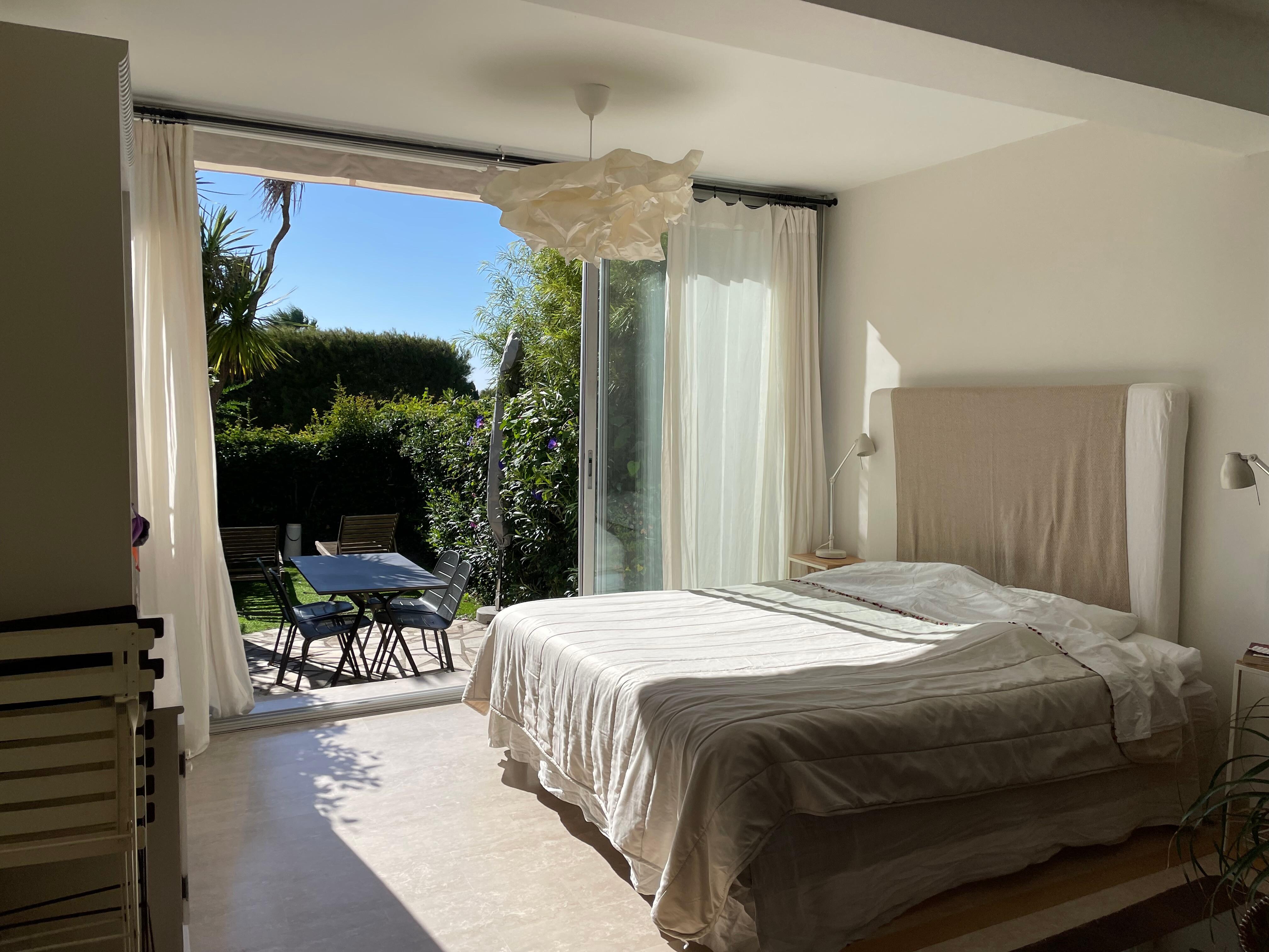Le grand lit accés jardin