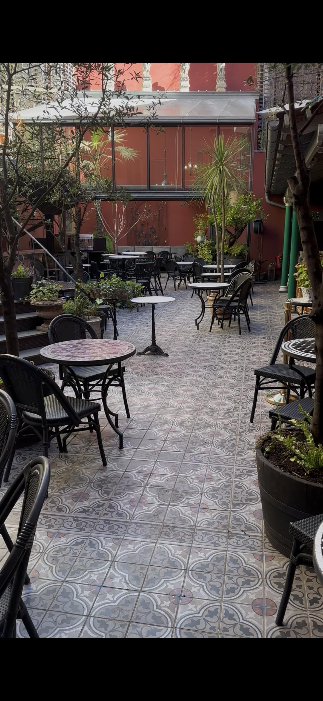 Deras fina innegård med ett orangeri