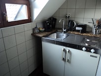 évier avec mini frigo a droite
