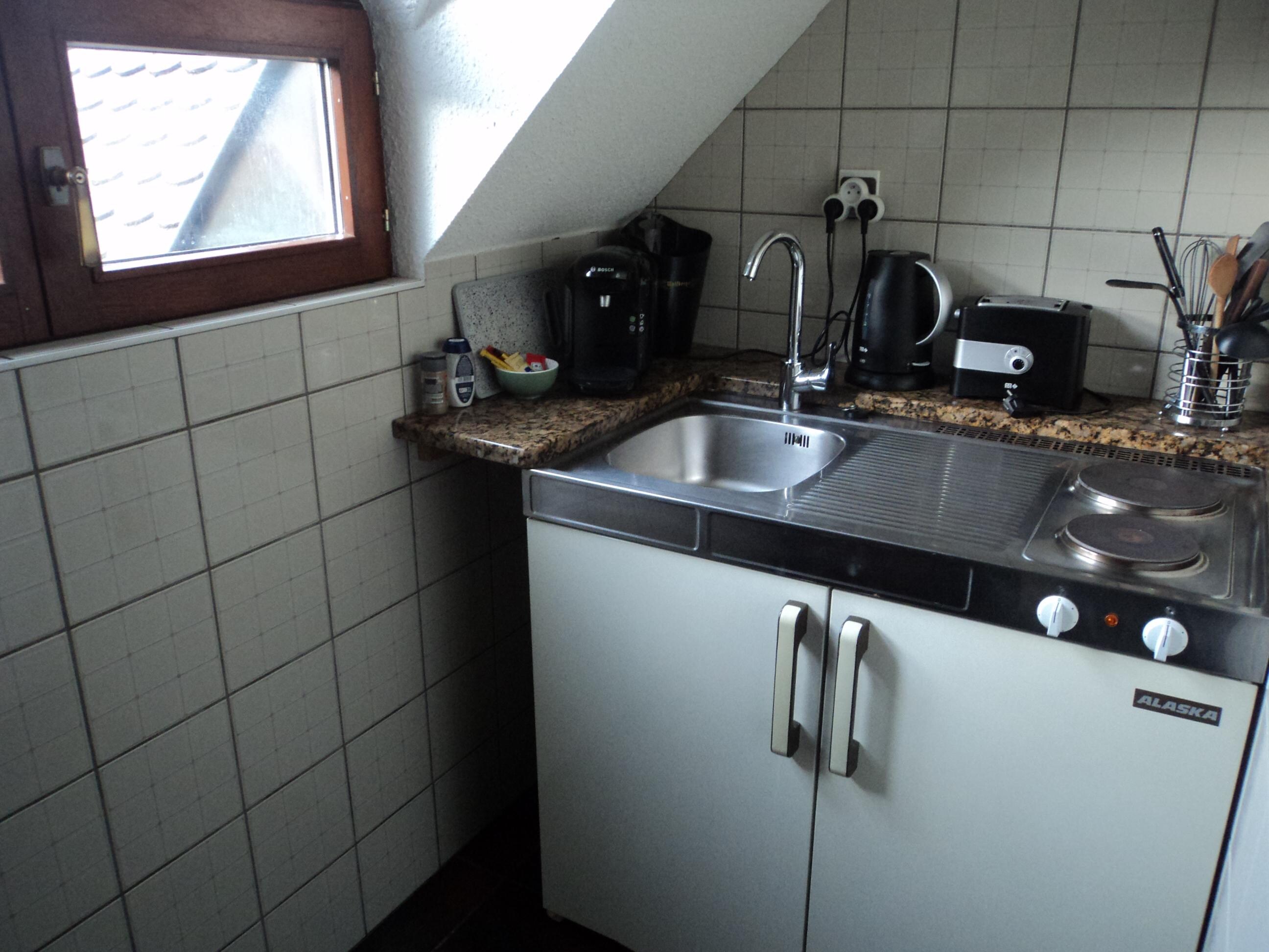 évier avec mini frigo a droite