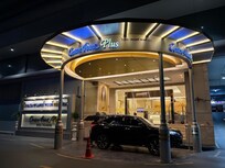 メインエントランス。商業施設が併設されており、便利。マクドナルドやケンタッキー、地下にはスーパーや飲食店もあり。