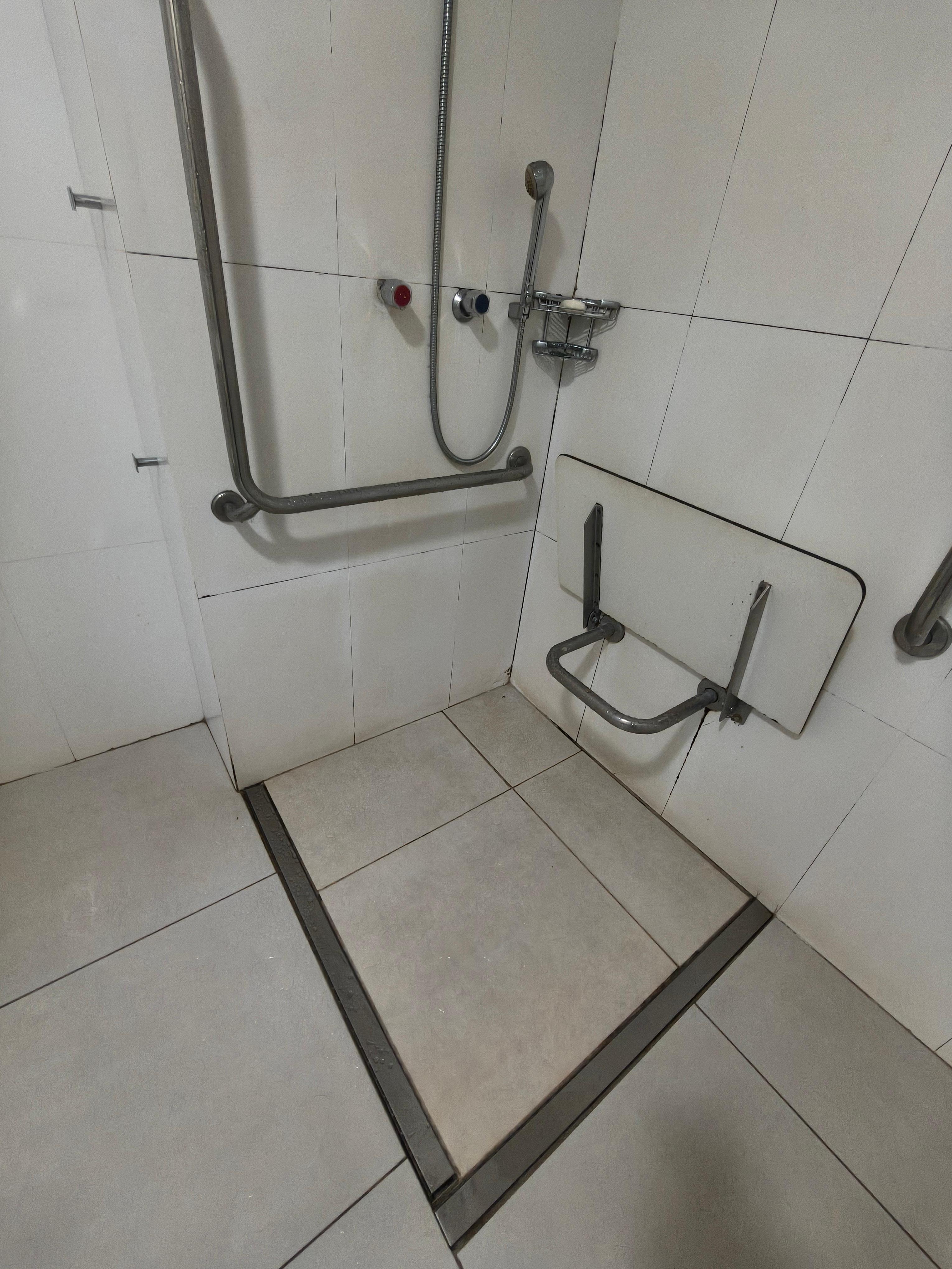 paredes encardidas e banheiro com cheio ruim.