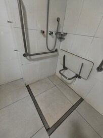 paredes encardidas e banheiro com cheio ruim.