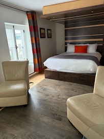 Bedroom/ lounge area