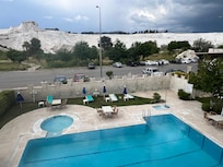 vom Zimmer auf den Pool ind die Terrassen