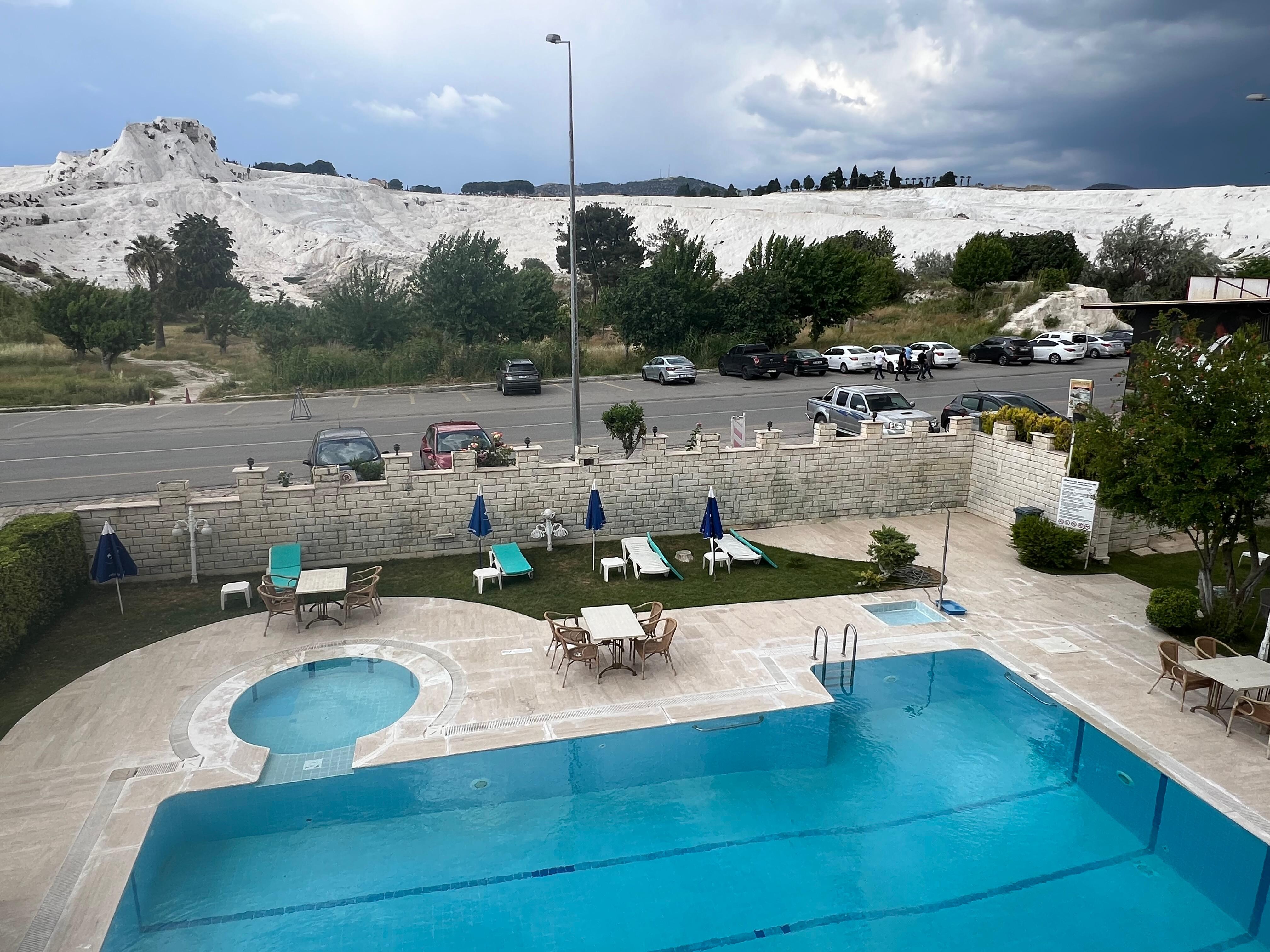 vom Zimmer auf den Pool ind die Terrassen