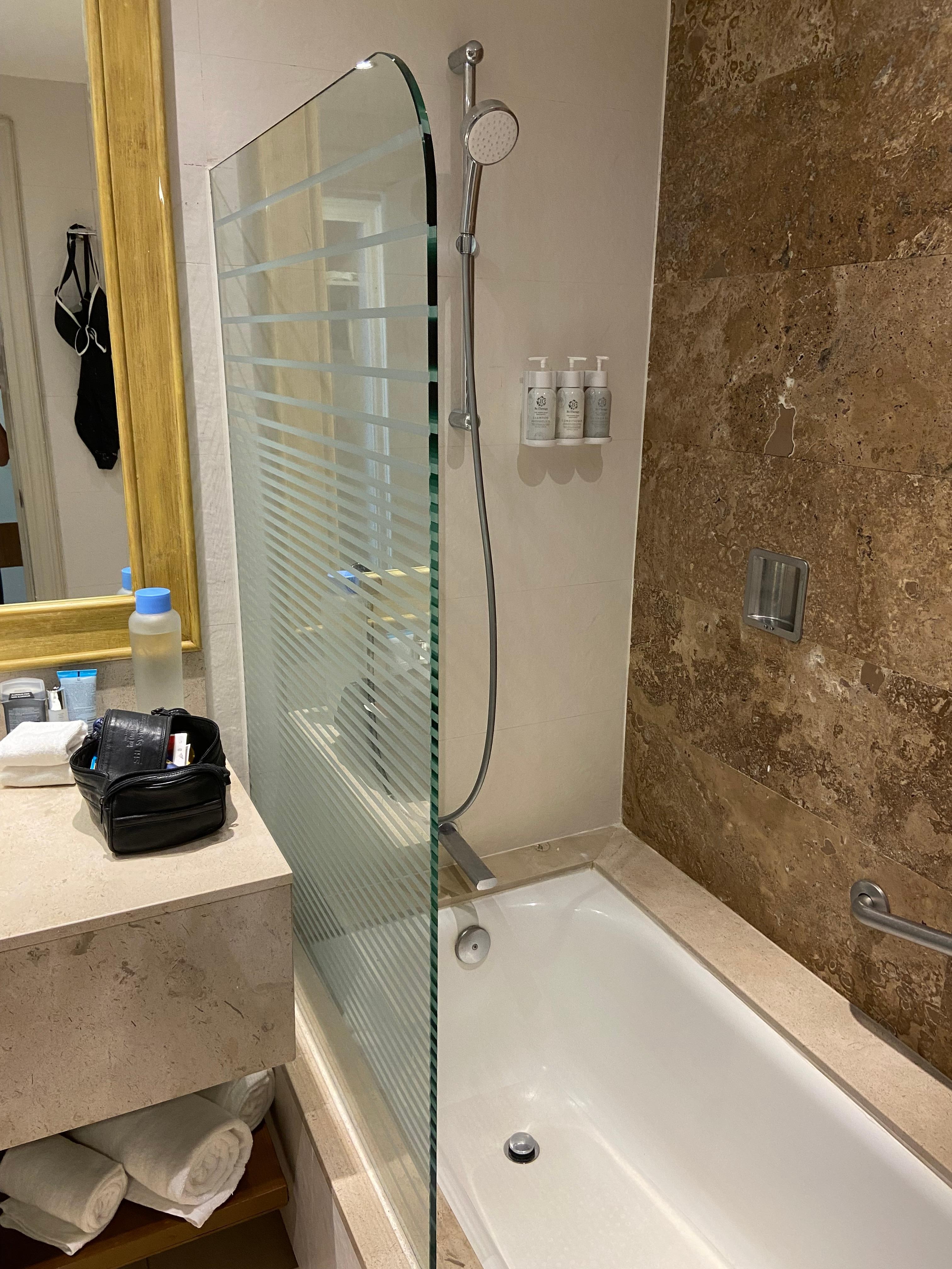 Bathtub drain does not close. Glass shower should be extended