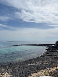 Het strand recht over het hotel