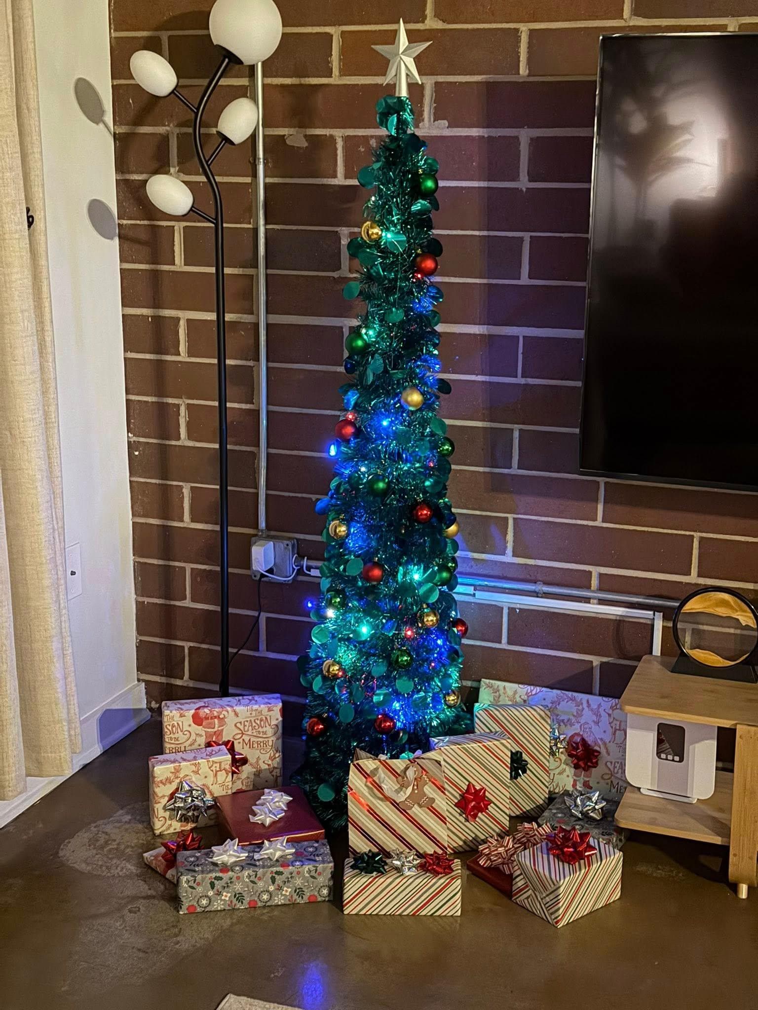 Pop up Christmas tree with presents
