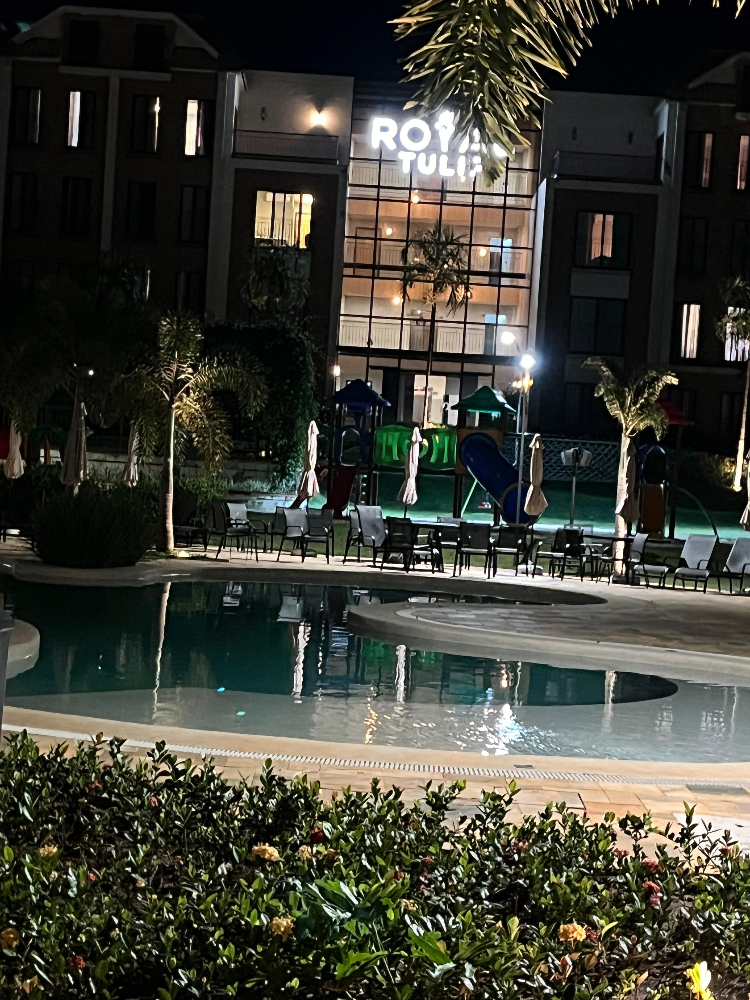 Vista noturna da piscina 