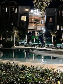 Vista noturna da piscina