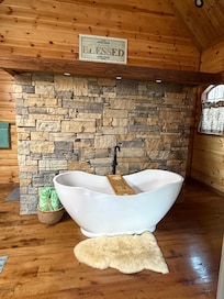 Soaking tub