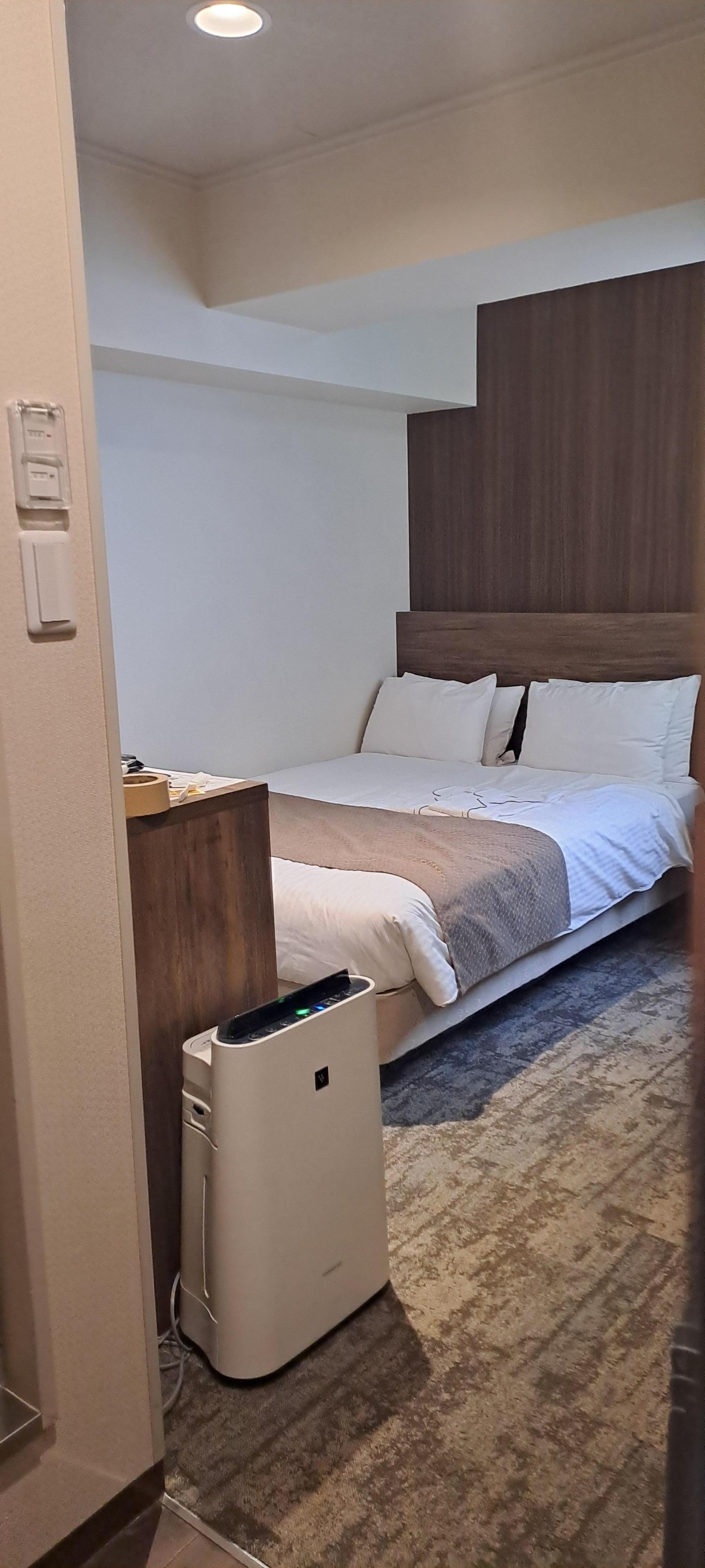 더블베드 싱글룸이였음.침대 편하고 창도 옆에 있어서 환기도 가능. 캐리어 2개를 펴놓고2박3일 하긴 좀 좁음. 