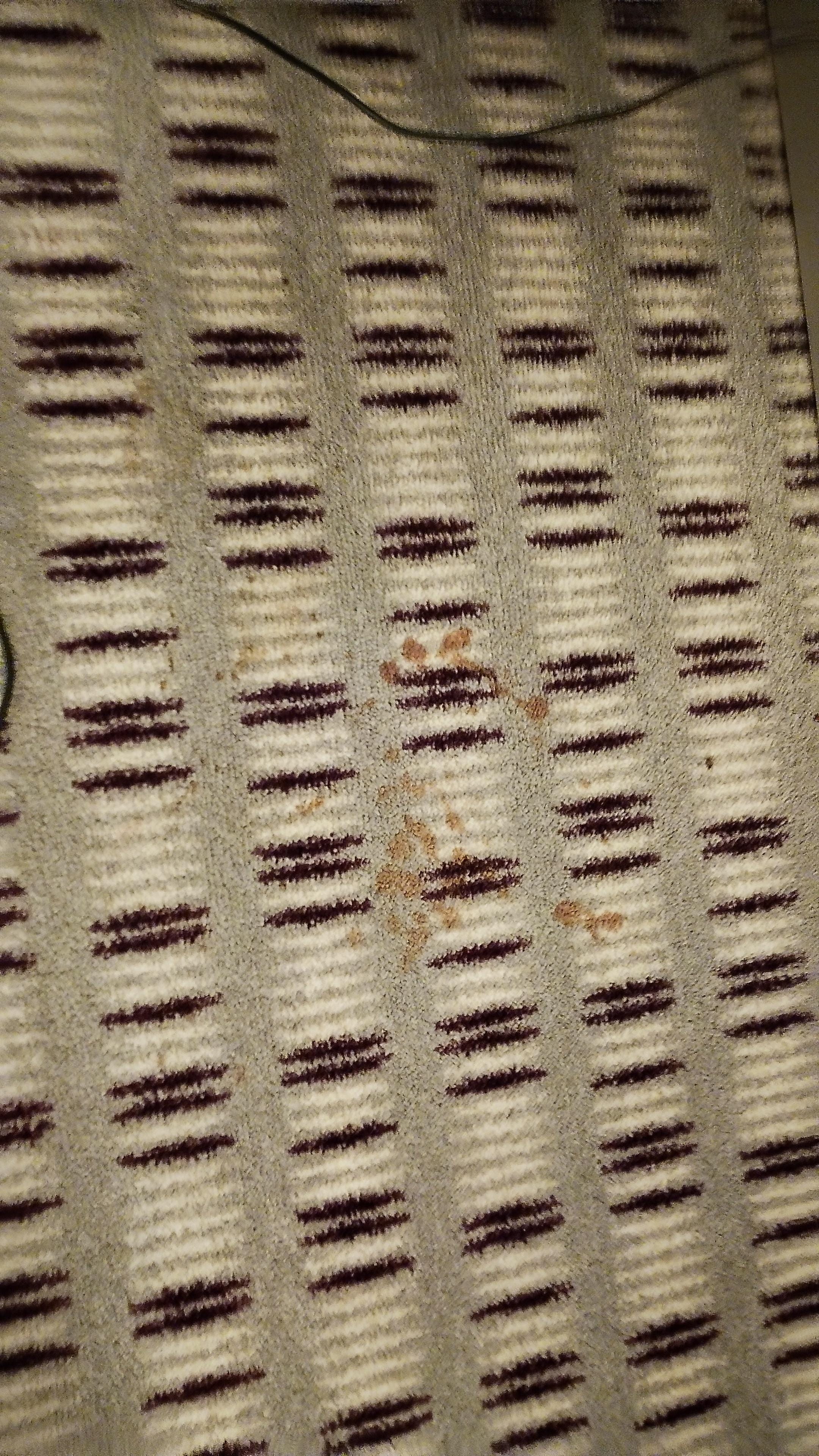 Flecken in der Nähe des Bettes